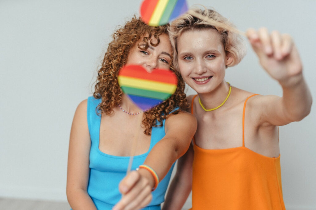 zwei Frauen mit Regenbogenflagge