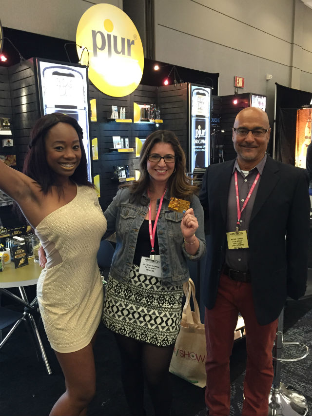 Yasmeen_Gold_card_winner_and_Richie_at_the_booth_640px